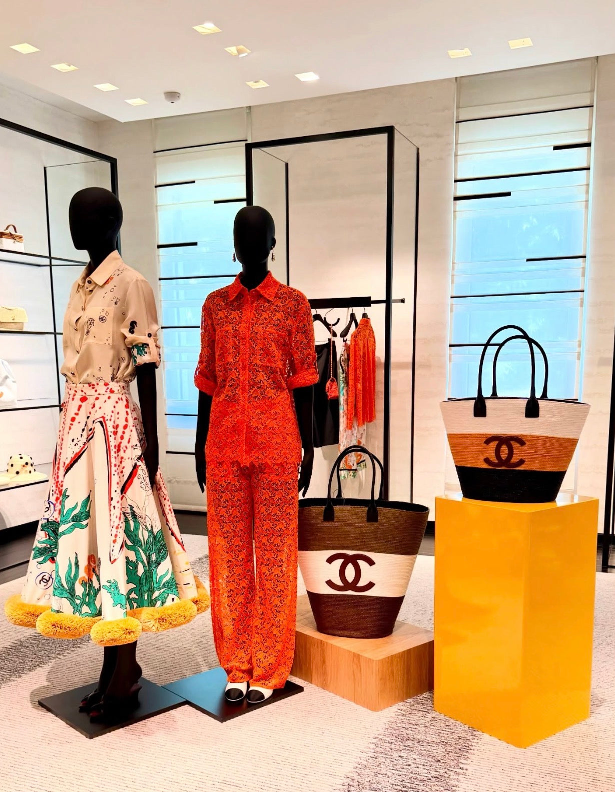 CHANEL COCO BEACH 2026 : Summer, reimagined in black and light